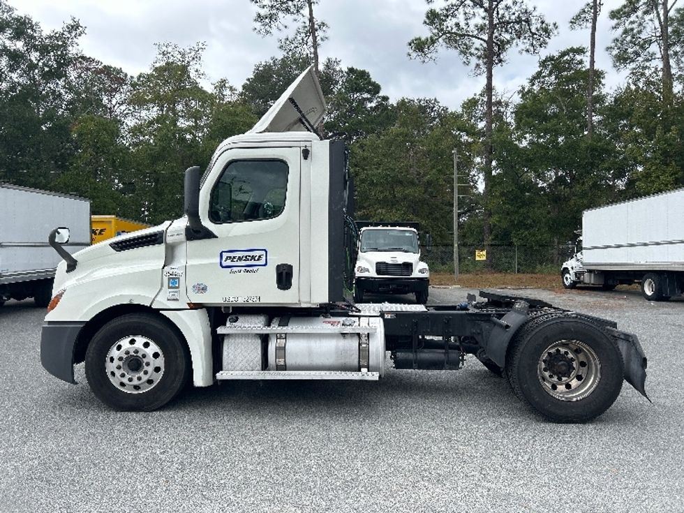 2020 Freightliner Cascadia 126" Day cab photo 4