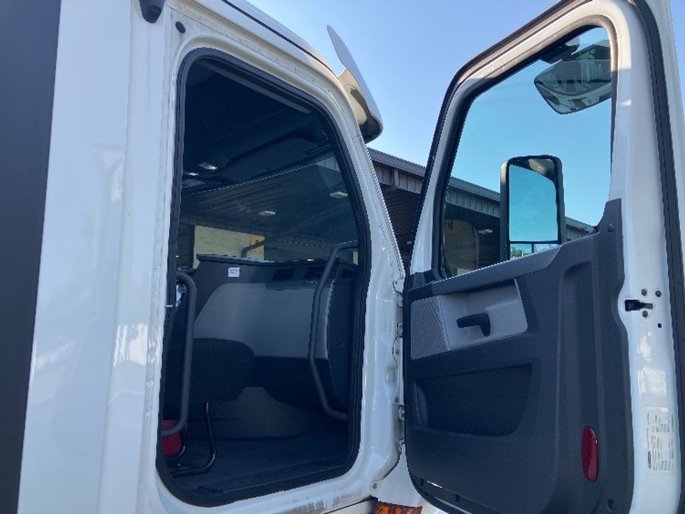 Day Cab Tractor-Heavy Duty Tractors-Freightliner-2020-T12642ST-Tampa-FL-288,987\n\t\tmiles-$ 42,250 - Image 12