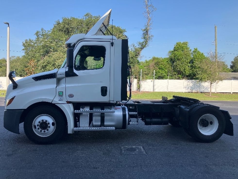 Day Cab Tractor-Heavy Duty Tractors-Freightliner-2020-T12642ST-Tampa-FL-288,987\n\t\tmiles-$ 42,250 - Image 4