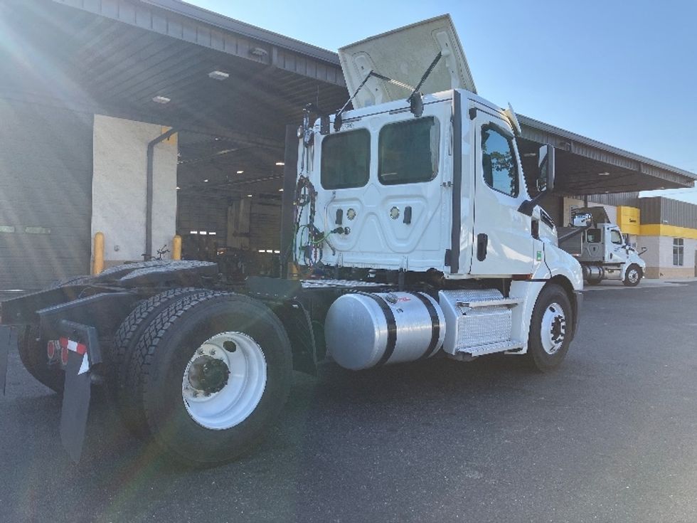 Day Cab Tractor-Heavy Duty Tractors-Freightliner-2020-T12642ST-Tampa-FL-288,987\n\t\tmiles-$ 42,250 - Image 7