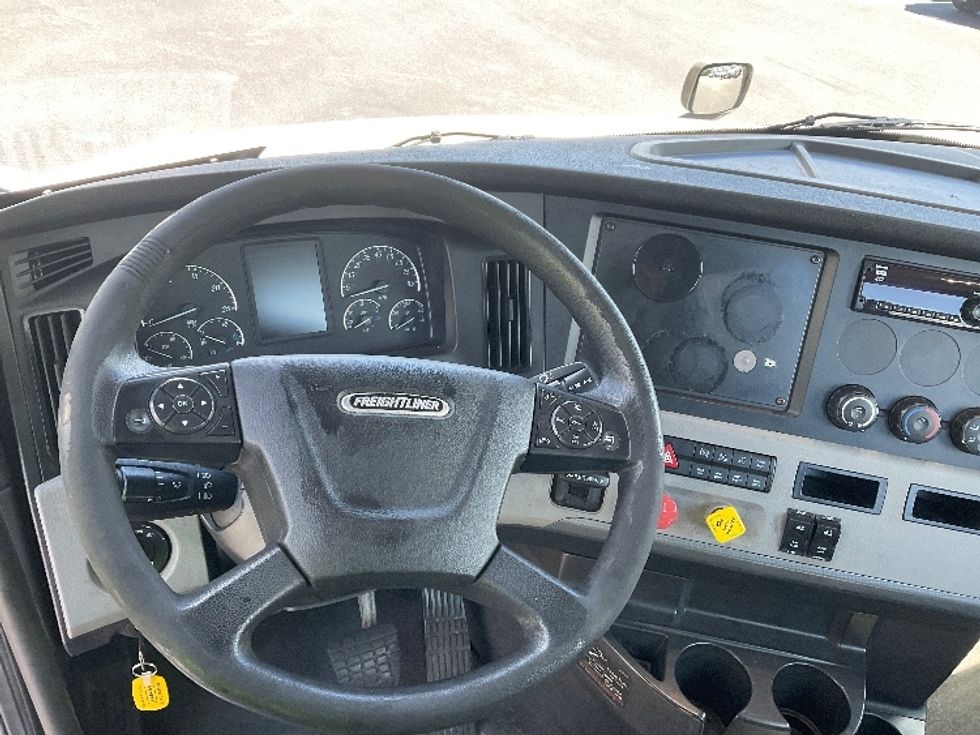 Day Cab Tractor-Heavy Duty Tractors-Freightliner-2020-T12642ST-Tampa-FL-341,613\n\t\tmiles-$ 46,250 - Image 11