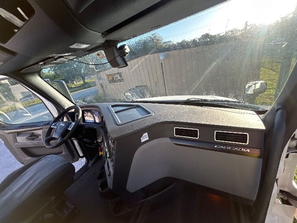 Day Cab Tractor-Heavy Duty Tractors-Freightliner-2020-T12642ST-Tampa-FL-537,840\n\t\tmiles-$ 33,000 - Image 13
