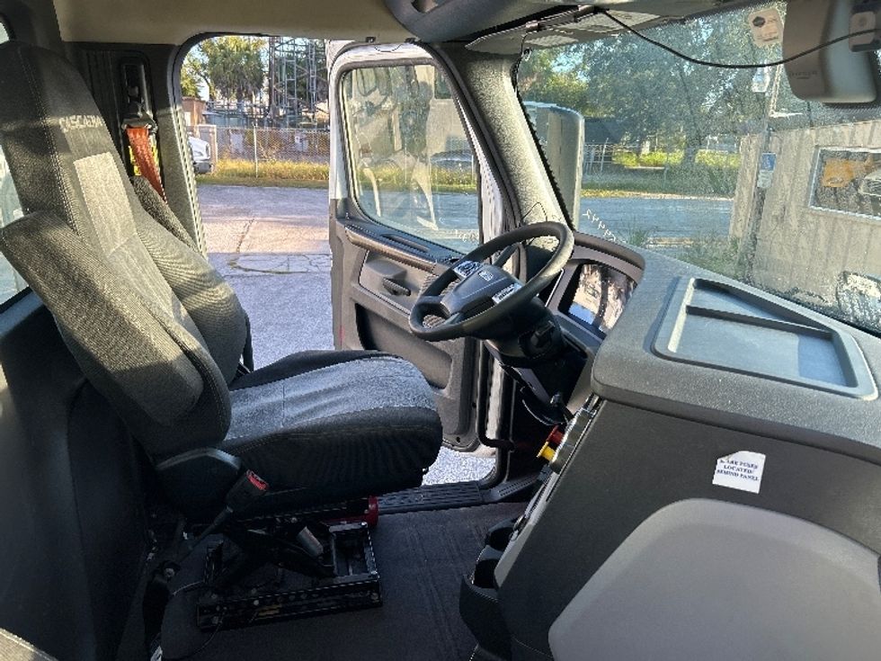 Day Cab Tractor-Heavy Duty Tractors-Freightliner-2020-T12642ST-Tampa-FL-537,840\n\t\tmiles-$ 33,000 - Image 14