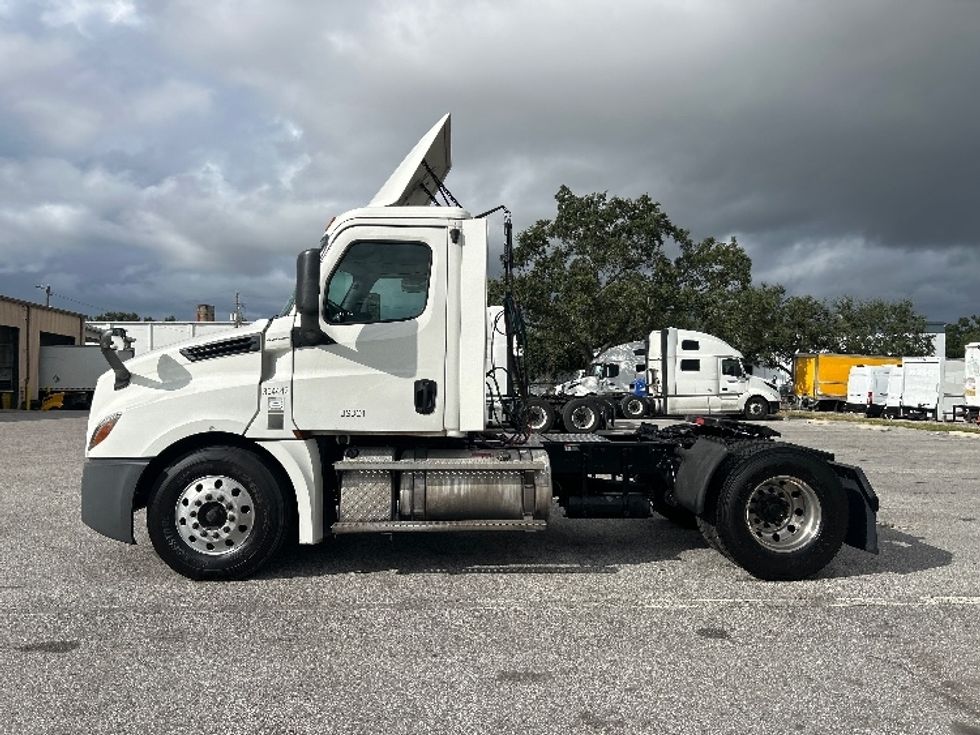 Day Cab Tractor-Heavy Duty Tractors-Freightliner-2020-T12642ST-Tampa-FL-537,840\n\t\tmiles-$ 33,000 - Image 4