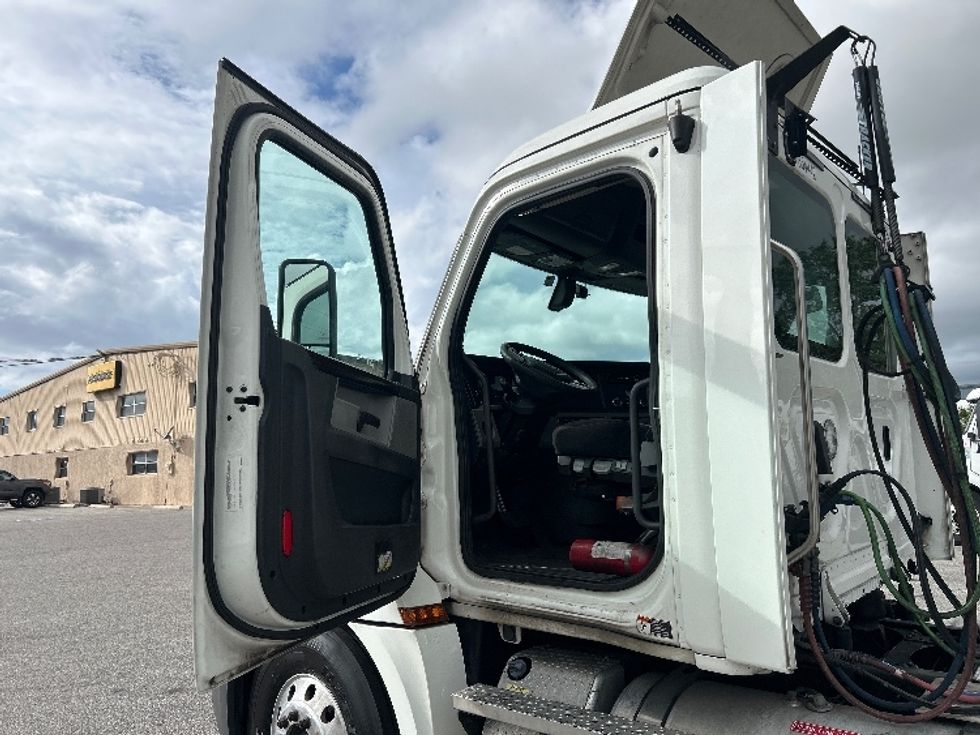 Day Cab Tractor-Heavy Duty Tractors-Freightliner-2020-T12642ST-Tampa-FL-537,840\n\t\tmiles-$ 33,000 - Image 9