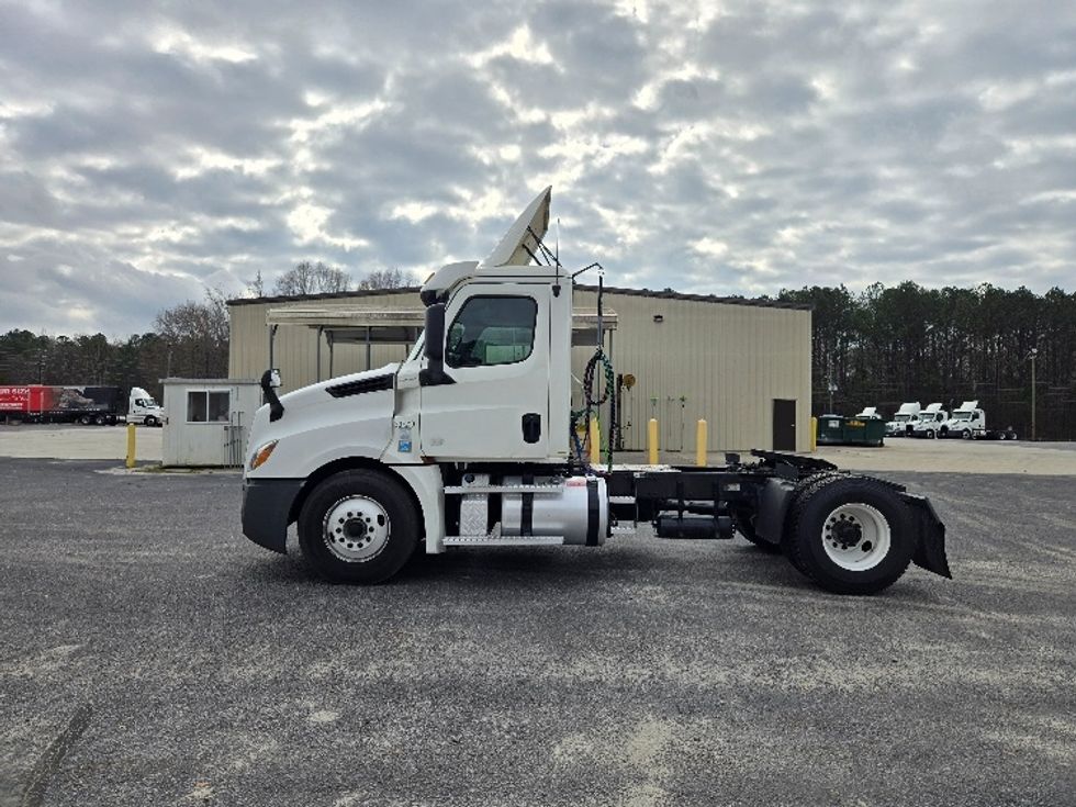 Day Cab Tractor-Heavy Duty Tractors-Freightliner-2020-T12642ST-Villa Rica-GA-399,589\n\t\tmiles-$ 42,250 - Image 4
