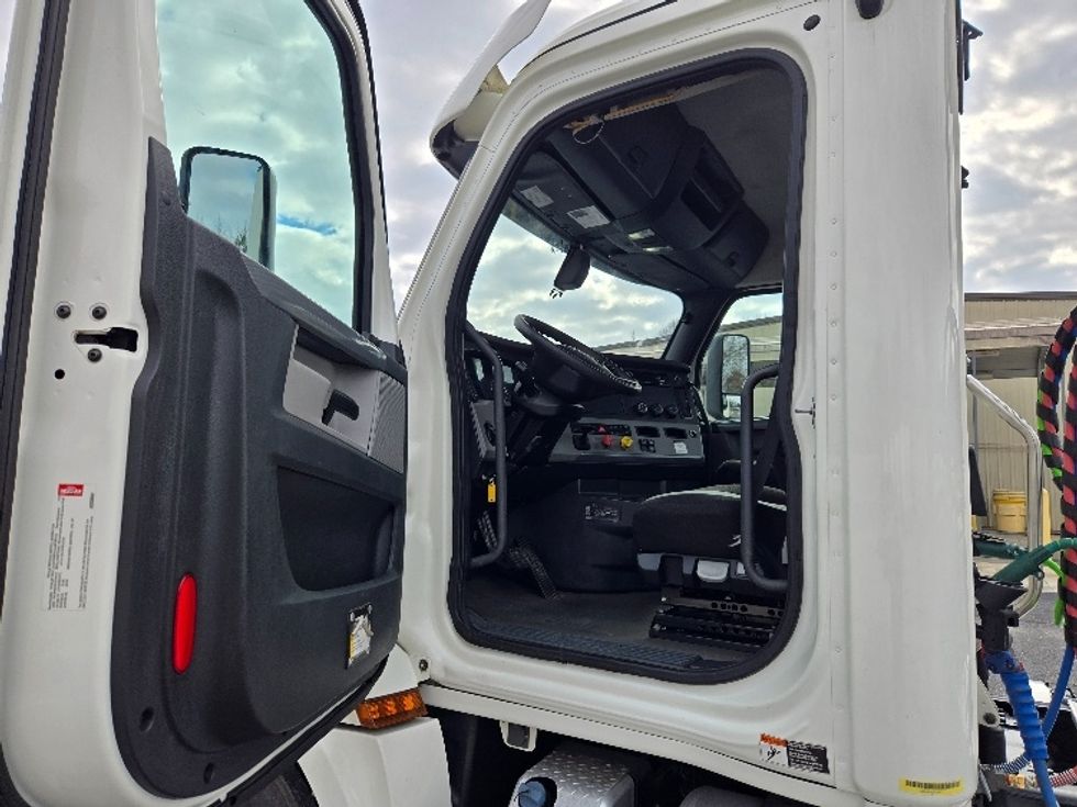Day Cab Tractor-Heavy Duty Tractors-Freightliner-2020-T12642ST-Villa Rica-GA-399,589\n\t\tmiles-$ 42,250 - Image 9