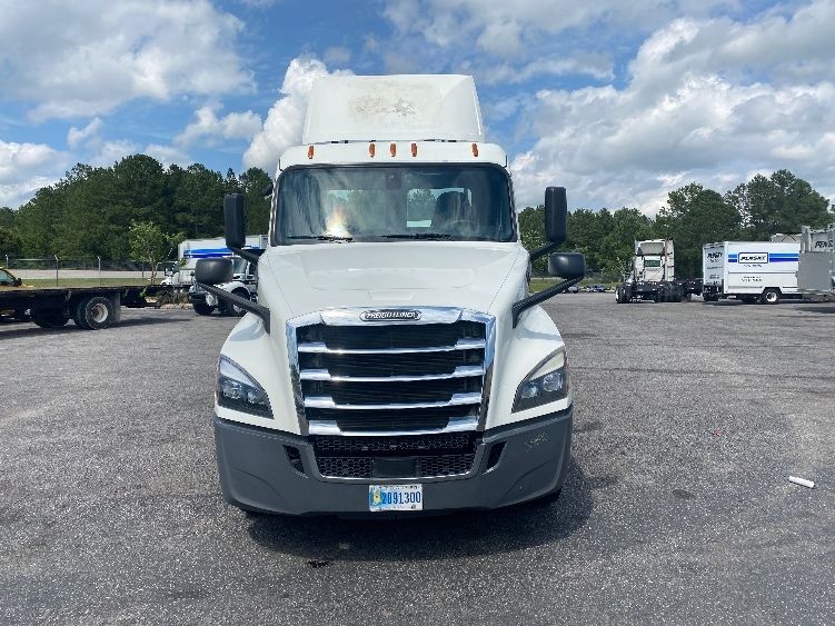 2020 Freightliner Cascadia 126" Day cab photo 2