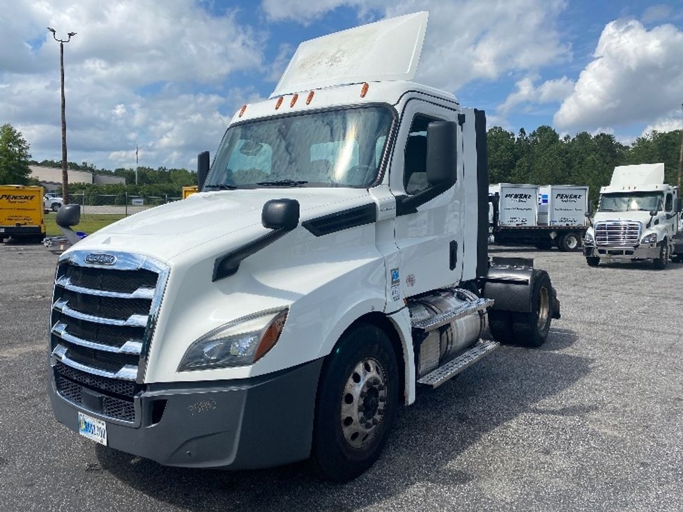 2020 Freightliner Cascadia 126" Day cab photo 3