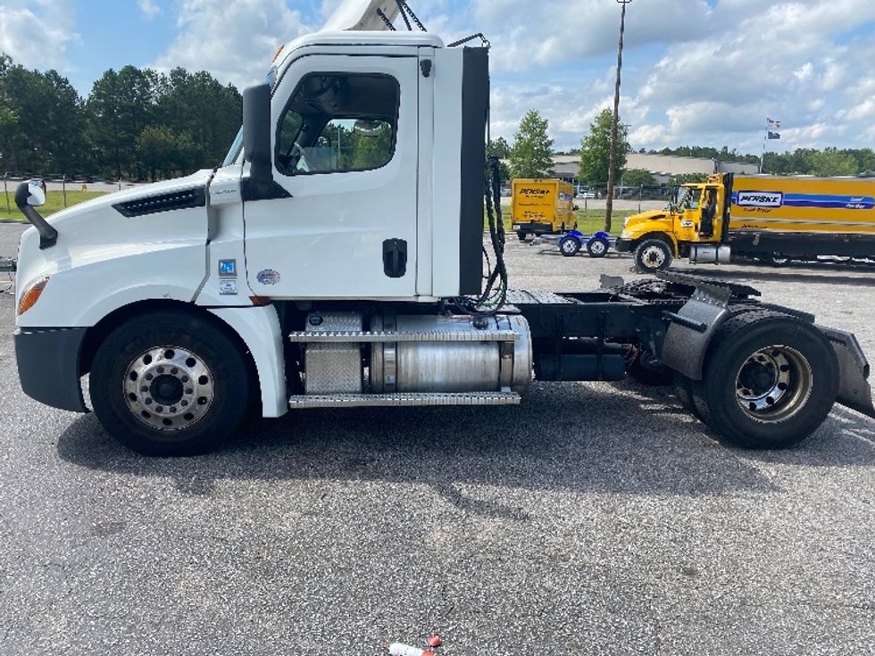 2020 Freightliner Cascadia 126" Day cab photo 4