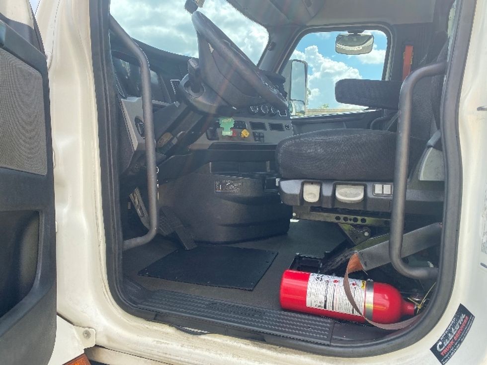 Day Cab Tractor-Heavy Duty Tractors-Freightliner-2020-T12642ST-West Columbia-SC-569,528\n\t\tmiles-$ 33,500 - Image 9