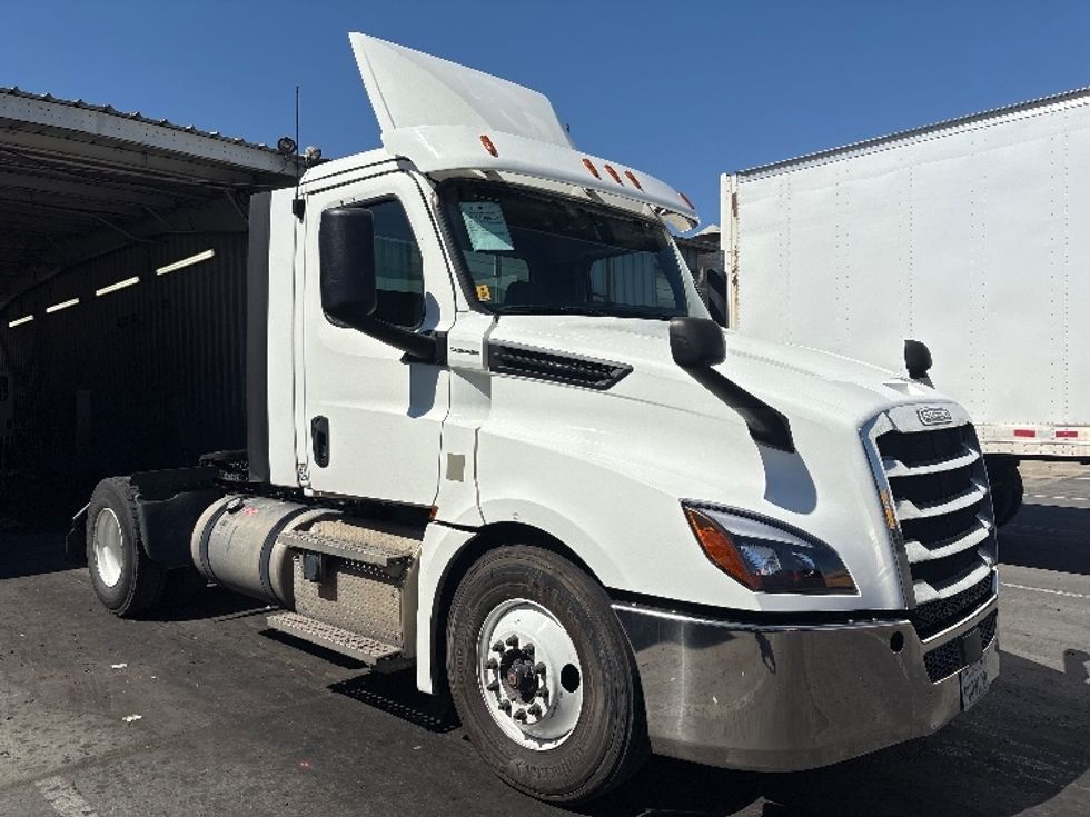 2020 Freightliner Cascadia 113" sleeper cab photo 17