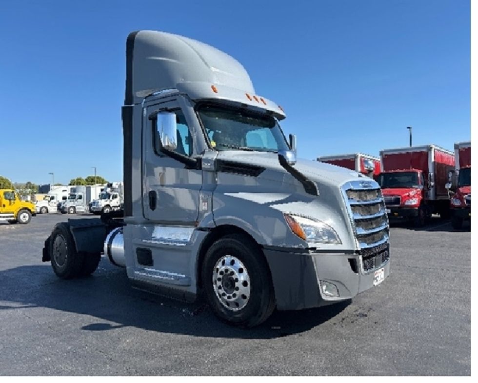 Day Cab Tractor-Heavy Duty Tractors-Freightliner-2020-T12642ST-West Sacramento-CA-370,932\n\t\tmiles-$ 44,000 - Image 1