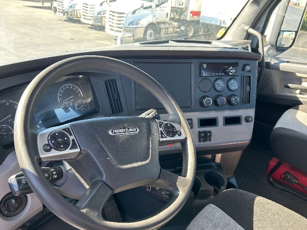 Day Cab Tractor-Heavy Duty Tractors-Freightliner-2020-T12642ST-West Sacramento-CA-370,932\n\t\tmiles-$ 44,000 - Image 10