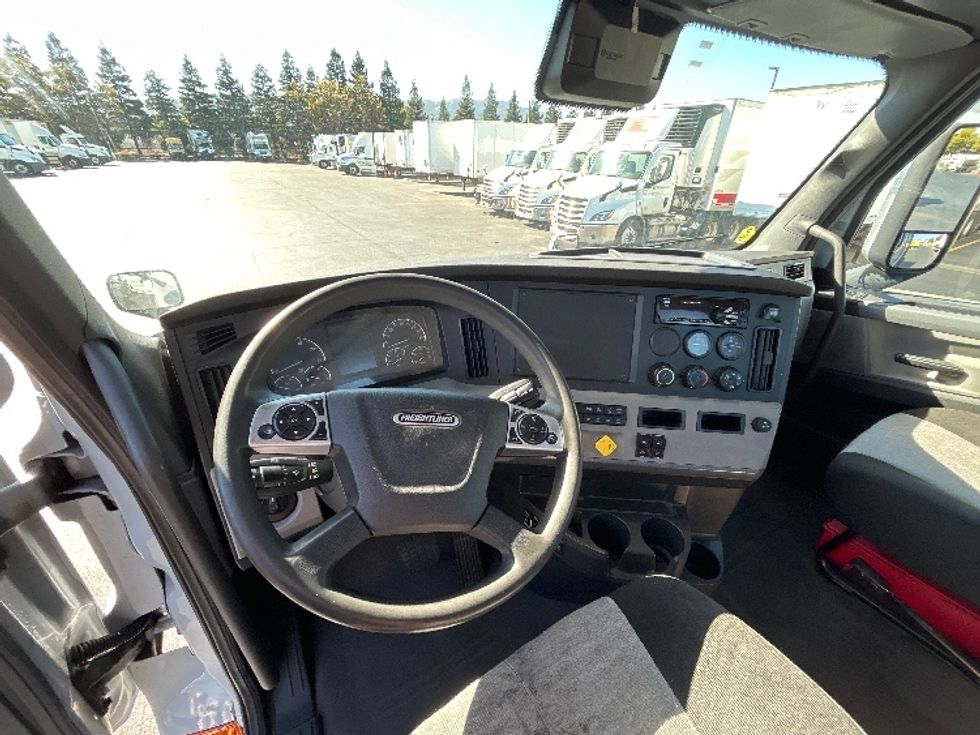 Day Cab Tractor-Heavy Duty Tractors-Freightliner-2020-T12642ST-West Sacramento-CA-370,932\n\t\tmiles-$ 44,000 - Image 11
