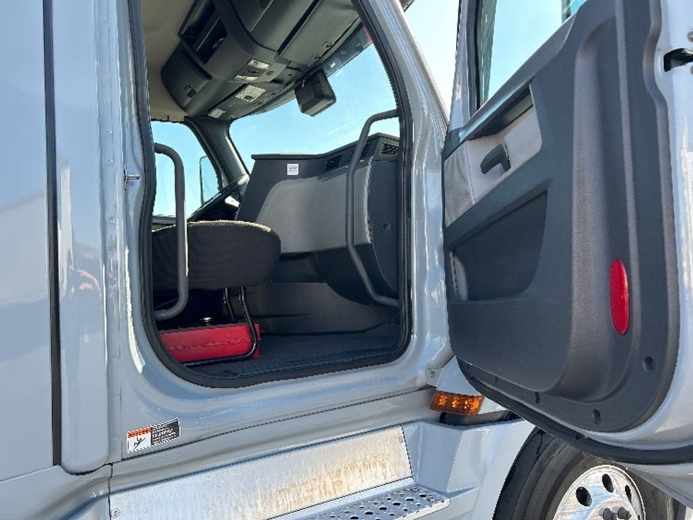 Day Cab Tractor-Heavy Duty Tractors-Freightliner-2020-T12642ST-West Sacramento-CA-370,932\n\t\tmiles-$ 44,000 - Image 12