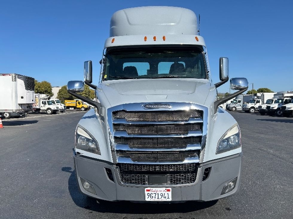 Day Cab Tractor-Heavy Duty Tractors-Freightliner-2020-T12642ST-West Sacramento-CA-370,932\n\t\tmiles-$ 44,000 - Image 2