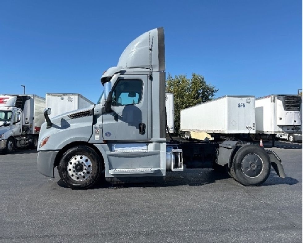 Day Cab Tractor-Heavy Duty Tractors-Freightliner-2020-T12642ST-West Sacramento-CA-370,932\n\t\tmiles-$ 44,000 - Image 4