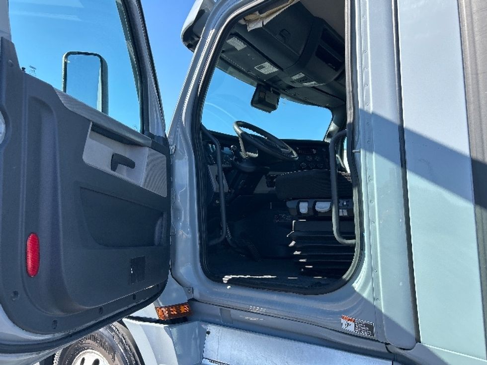 Day Cab Tractor-Heavy Duty Tractors-Freightliner-2020-T12642ST-West Sacramento-CA-370,932\n\t\tmiles-$ 44,000 - Image 9