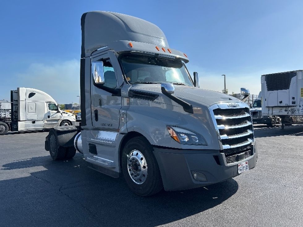 Day Cab Tractor-Heavy Duty Tractors-Freightliner-2020-T12642ST-West Sacramento-CA-387,684\n\t\tmiles-$ 43,000 - Image 1