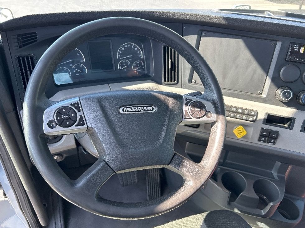 Day Cab Tractor-Heavy Duty Tractors-Freightliner-2020-T12642ST-West Sacramento-CA-387,684\n\t\tmiles-$ 43,000 - Image 10