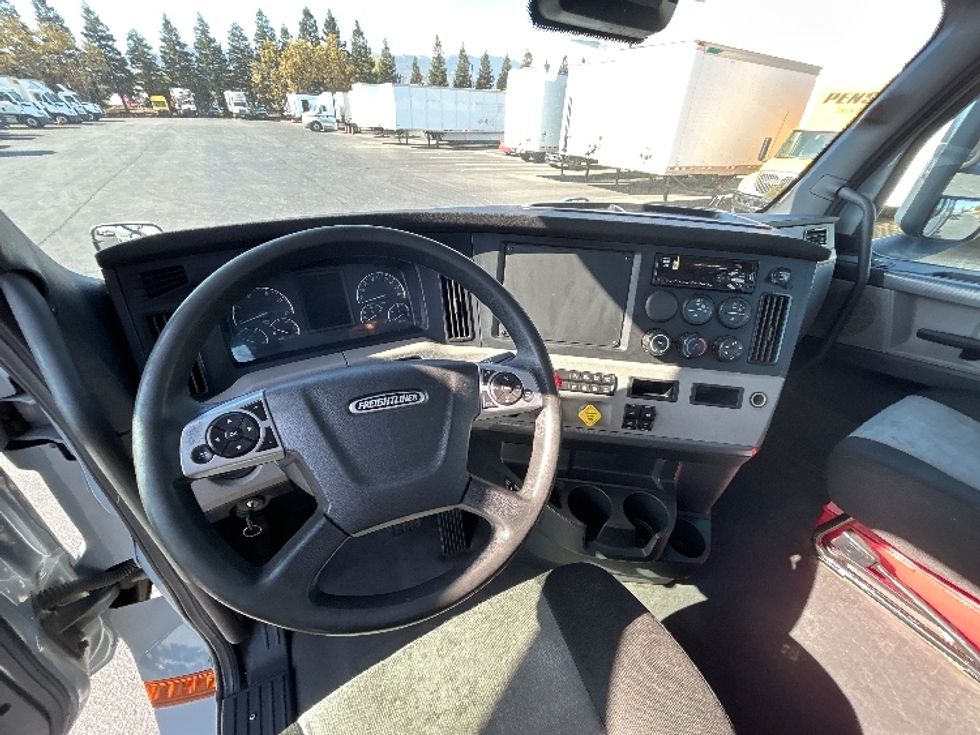 Day Cab Tractor-Heavy Duty Tractors-Freightliner-2020-T12642ST-West Sacramento-CA-387,684\n\t\tmiles-$ 43,000 - Image 11