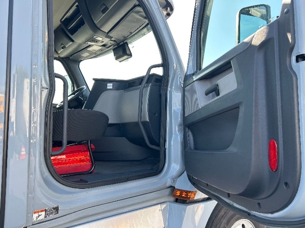 Day Cab Tractor-Heavy Duty Tractors-Freightliner-2020-T12642ST-West Sacramento-CA-387,684\n\t\tmiles-$ 43,000 - Image 12