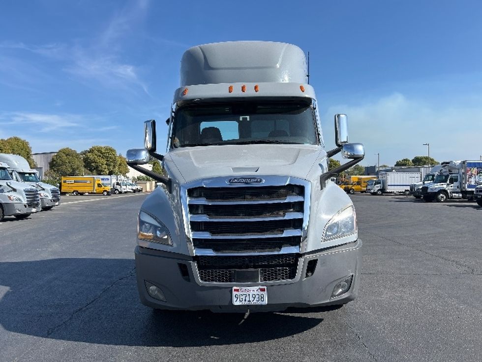 Day Cab Tractor-Heavy Duty Tractors-Freightliner-2020-T12642ST-West Sacramento-CA-387,684\n\t\tmiles-$ 43,000 - Image 2