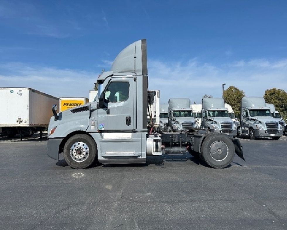Day Cab Tractor-Heavy Duty Tractors-Freightliner-2020-T12642ST-West Sacramento-CA-387,684\n\t\tmiles-$ 43,000 - Image 4
