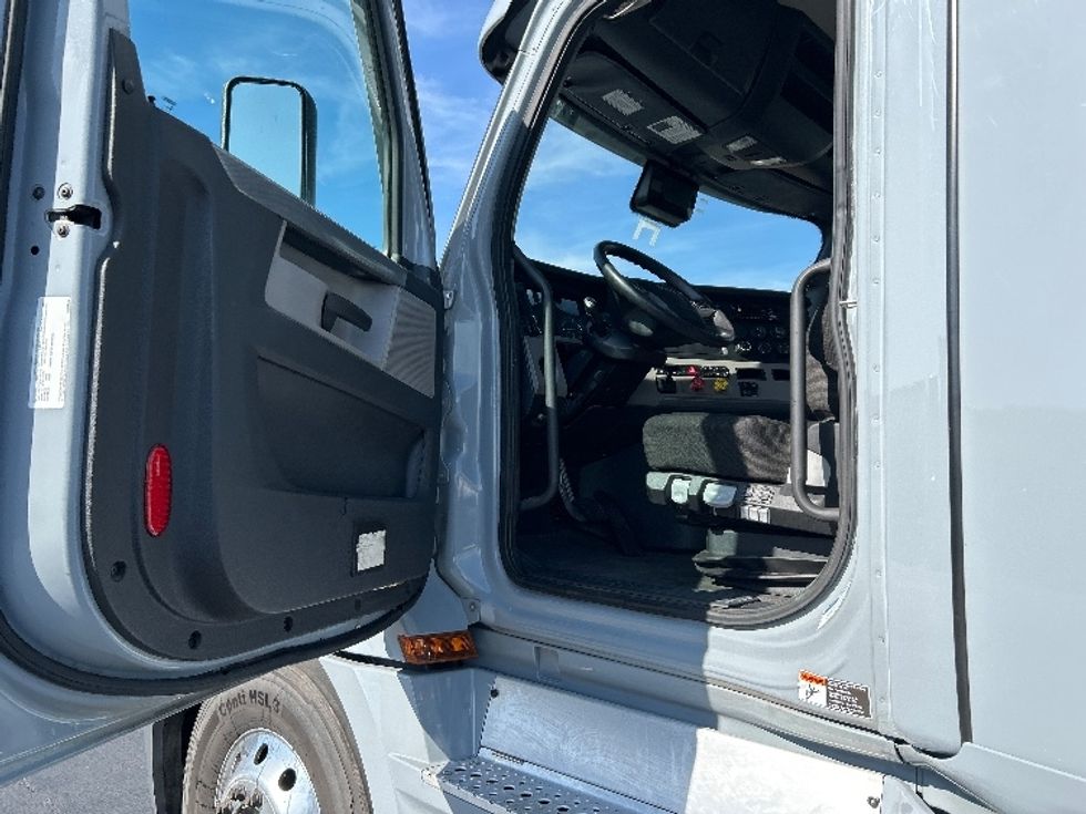 Day Cab Tractor-Heavy Duty Tractors-Freightliner-2020-T12642ST-West Sacramento-CA-387,684\n\t\tmiles-$ 43,000 - Image 9