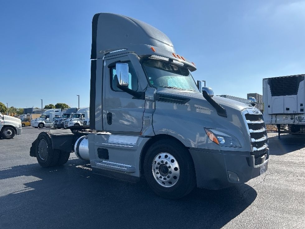 Day Cab Tractor-Heavy Duty Tractors-Freightliner-2020-T12642ST-West Sacramento-CA-389,017\n\t\tmiles-$ 43,000 - Image 1