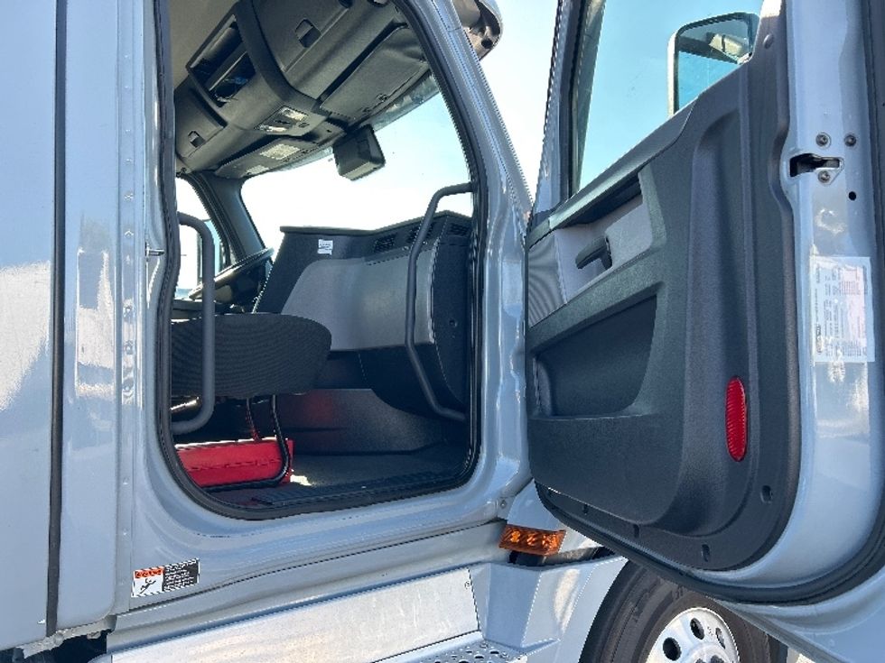 Day Cab Tractor-Heavy Duty Tractors-Freightliner-2020-T12642ST-West Sacramento-CA-389,017\n\t\tmiles-$ 43,000 - Image 12