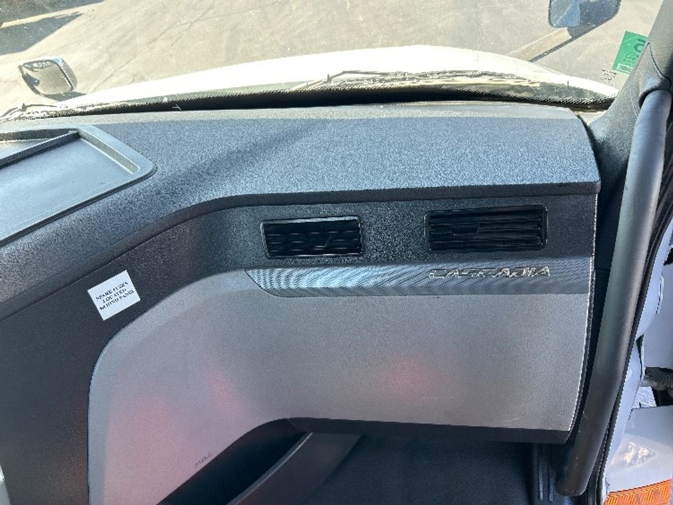 Day Cab Tractor-Heavy Duty Tractors-Freightliner-2020-T12642ST-West Sacramento-CA-389,017\n\t\tmiles-$ 43,000 - Image 13