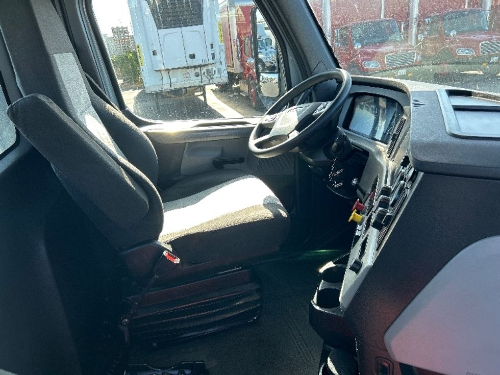 Day Cab Tractor-Heavy Duty Tractors-Freightliner-2020-T12642ST-West Sacramento-CA-389,017\n\t\tmiles-$ 43,000 - Image 14
