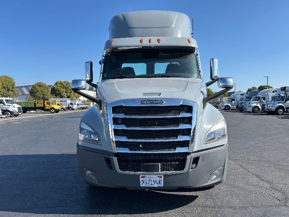 Day Cab Tractor-Heavy Duty Tractors-Freightliner-2020-T12642ST-West Sacramento-CA-389,017\n\t\tmiles-$ 43,000 - Image 2