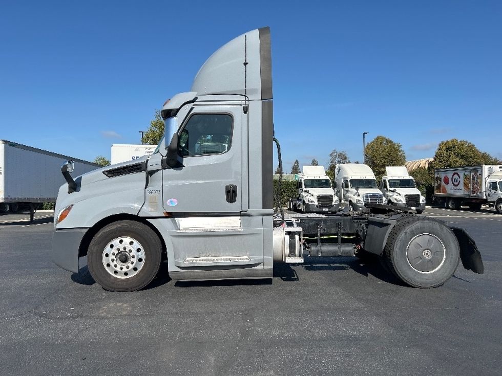 Day Cab Tractor-Heavy Duty Tractors-Freightliner-2020-T12642ST-West Sacramento-CA-389,017\n\t\tmiles-$ 43,000 - Image 4