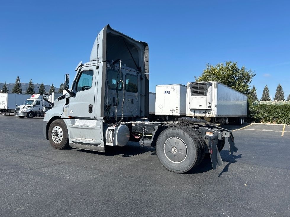 Day Cab Tractor-Heavy Duty Tractors-Freightliner-2020-T12642ST-West Sacramento-CA-389,017\n\t\tmiles-$ 43,000 - Image 5