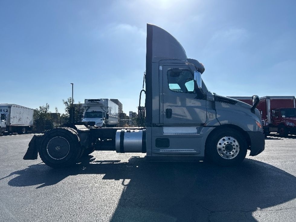 Day Cab Tractor-Heavy Duty Tractors-Freightliner-2020-T12642ST-West Sacramento-CA-389,017\n\t\tmiles-$ 43,000 - Image 8
