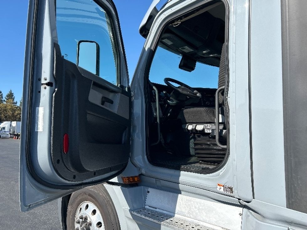 Day Cab Tractor-Heavy Duty Tractors-Freightliner-2020-T12642ST-West Sacramento-CA-389,017\n\t\tmiles-$ 43,000 - Image 9