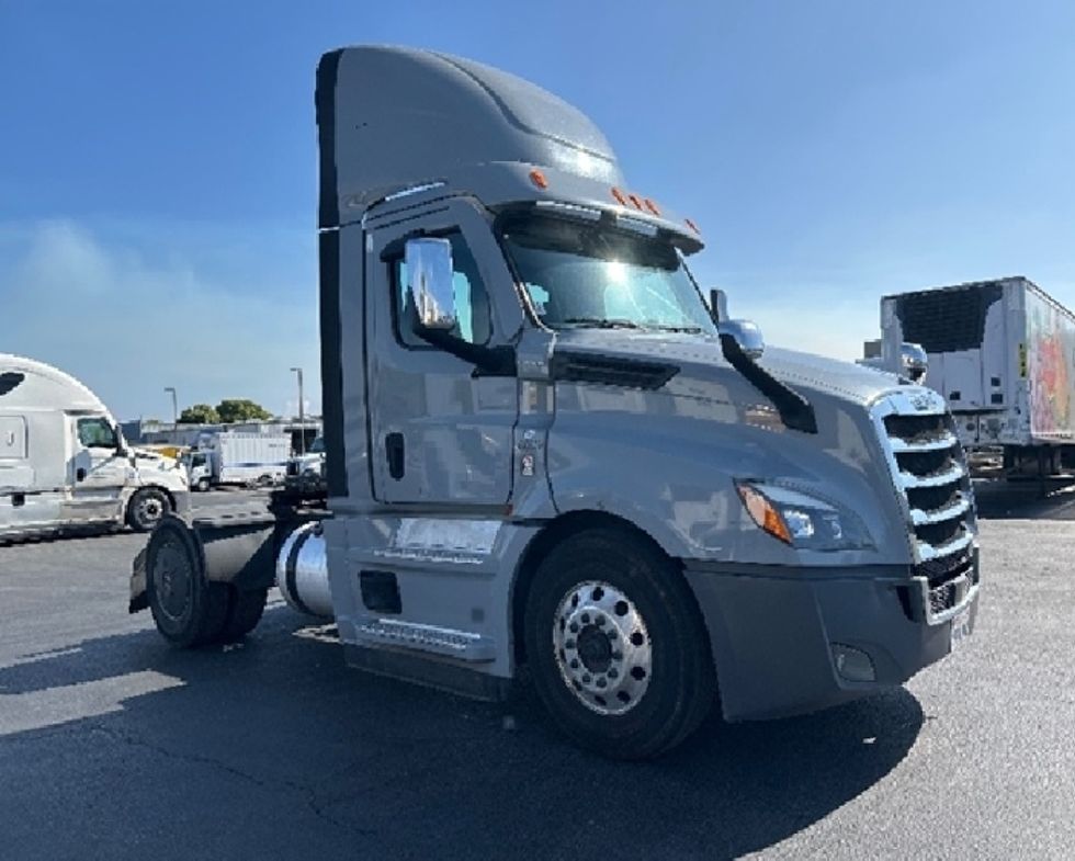 Day Cab Tractor-Heavy Duty Tractors-Freightliner-2020-T12642ST-West Sacramento-CA-398,332\n\t\tmiles-$ 42,500 - Image 1
