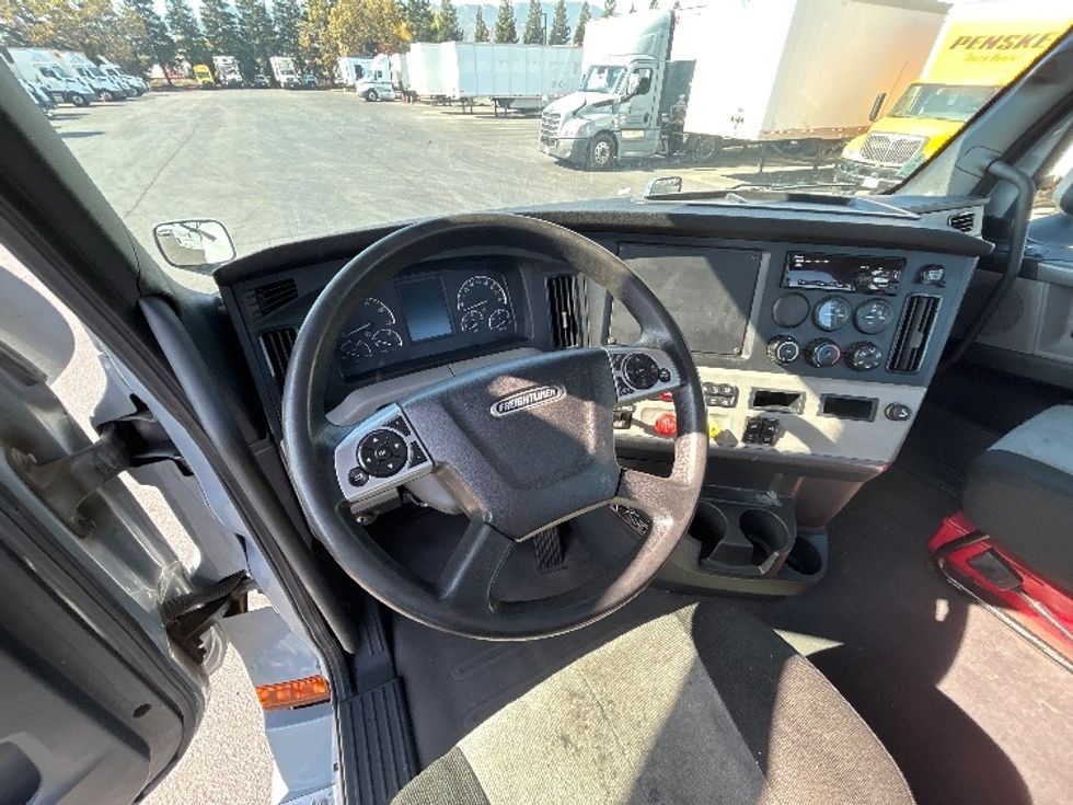 Day Cab Tractor-Heavy Duty Tractors-Freightliner-2020-T12642ST-West Sacramento-CA-398,332\n\t\tmiles-$ 42,500 - Image 11