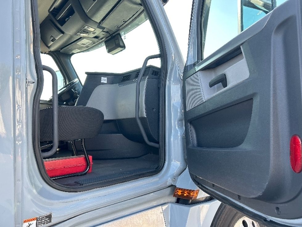 Day Cab Tractor-Heavy Duty Tractors-Freightliner-2020-T12642ST-West Sacramento-CA-398,332\n\t\tmiles-$ 42,500 - Image 12