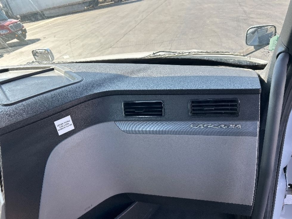 Day Cab Tractor-Heavy Duty Tractors-Freightliner-2020-T12642ST-West Sacramento-CA-398,332\n\t\tmiles-$ 42,500 - Image 13