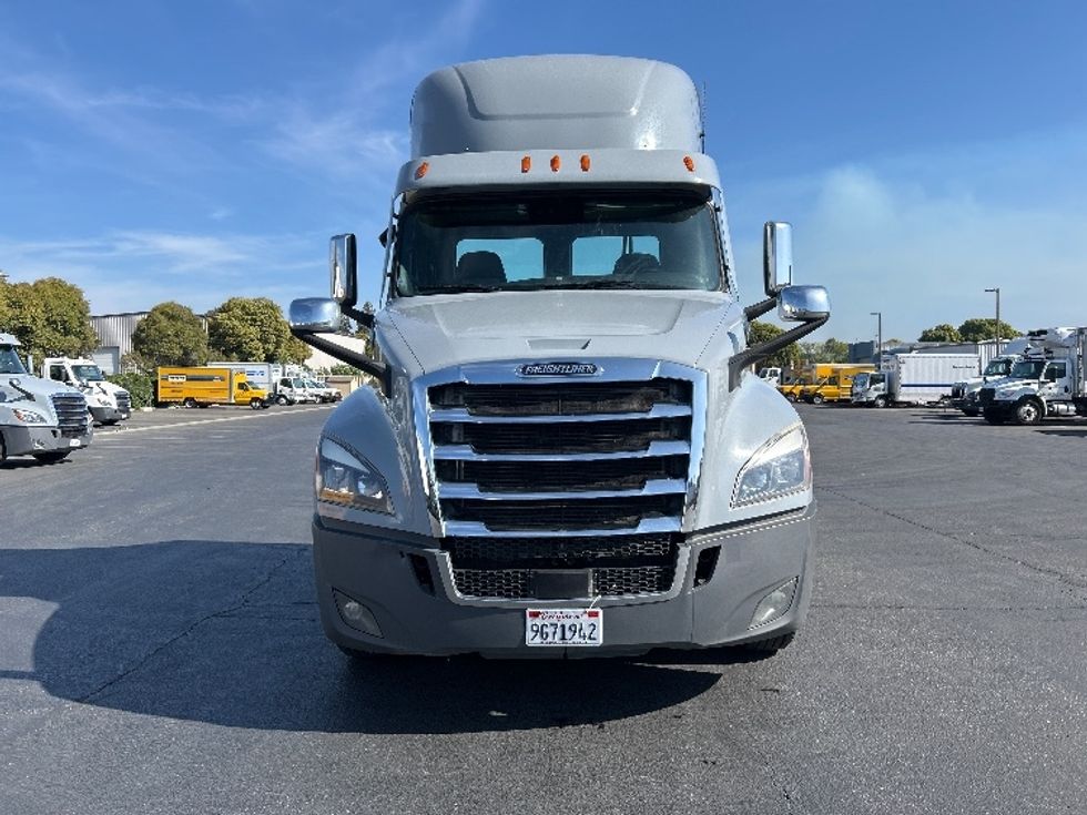 Day Cab Tractor-Heavy Duty Tractors-Freightliner-2020-T12642ST-West Sacramento-CA-398,332\n\t\tmiles-$ 42,500 - Image 2