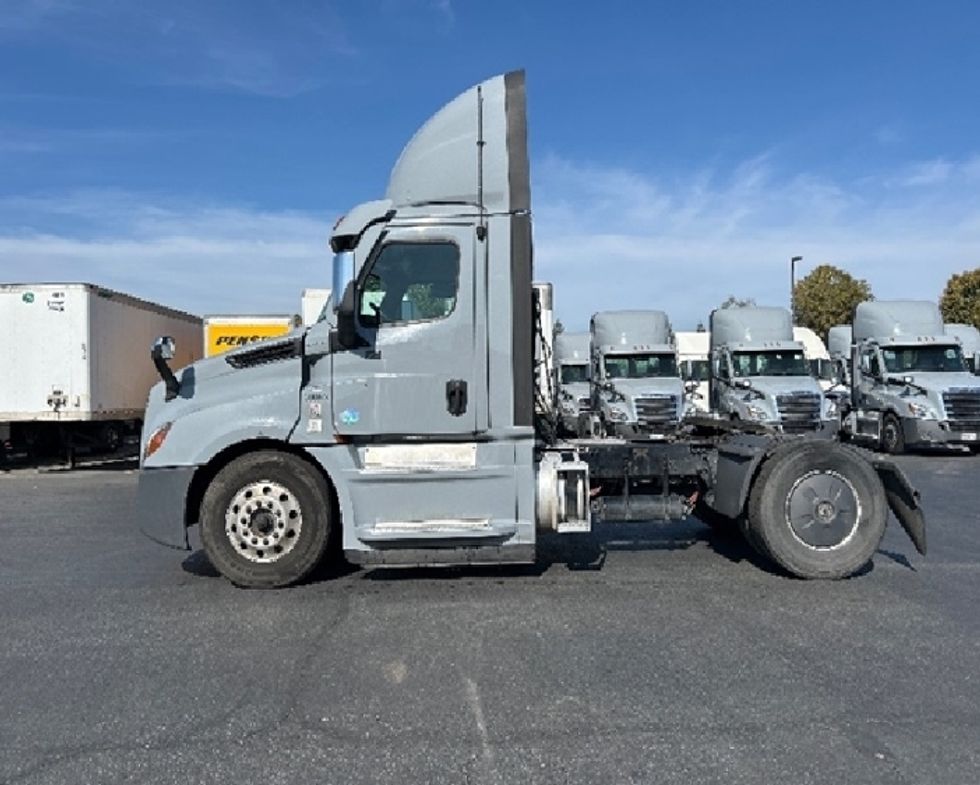 Day Cab Tractor-Heavy Duty Tractors-Freightliner-2020-T12642ST-West Sacramento-CA-398,332\n\t\tmiles-$ 42,500 - Image 4