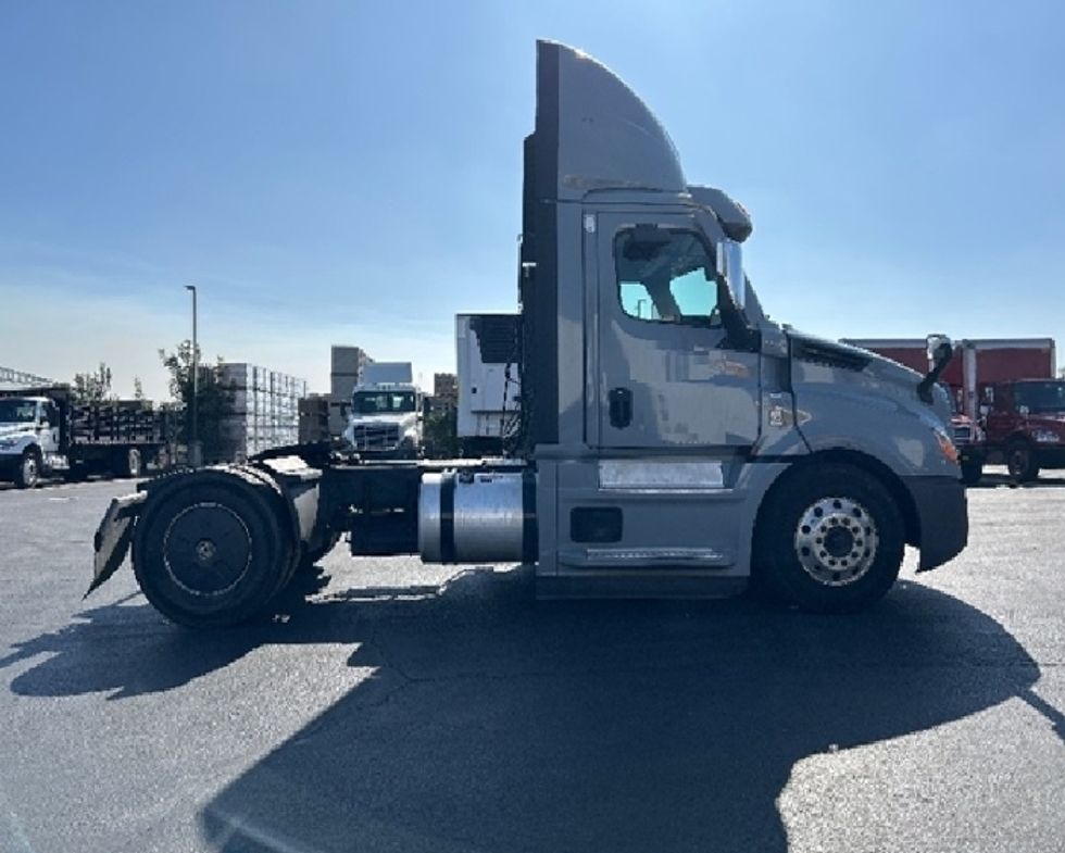 Day Cab Tractor-Heavy Duty Tractors-Freightliner-2020-T12642ST-West Sacramento-CA-398,332\n\t\tmiles-$ 42,500 - Image 8