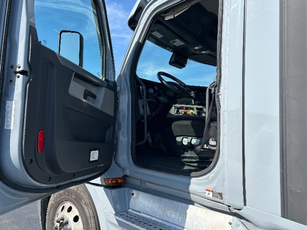 Day Cab Tractor-Heavy Duty Tractors-Freightliner-2020-T12642ST-West Sacramento-CA-398,332\n\t\tmiles-$ 42,500 - Image 9