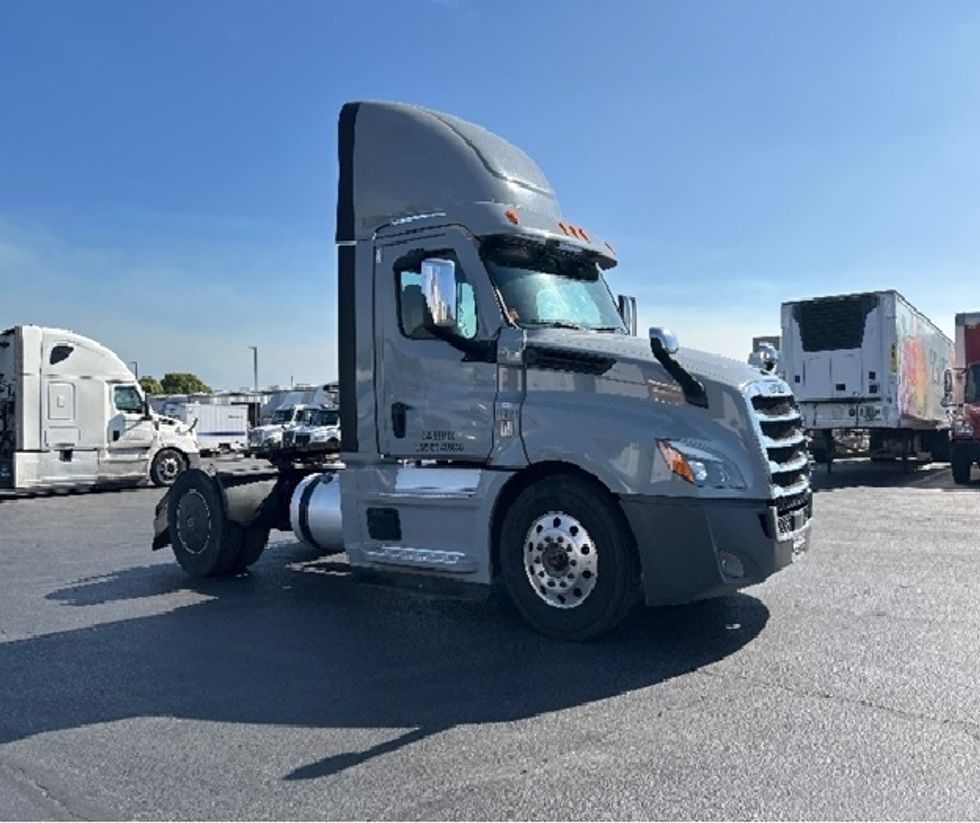 Day Cab Tractor-Heavy Duty Tractors-Freightliner-2020-T12642ST-West Sacramento-CA-398,941\n\t\tmiles-$ 42,500 - Image 1