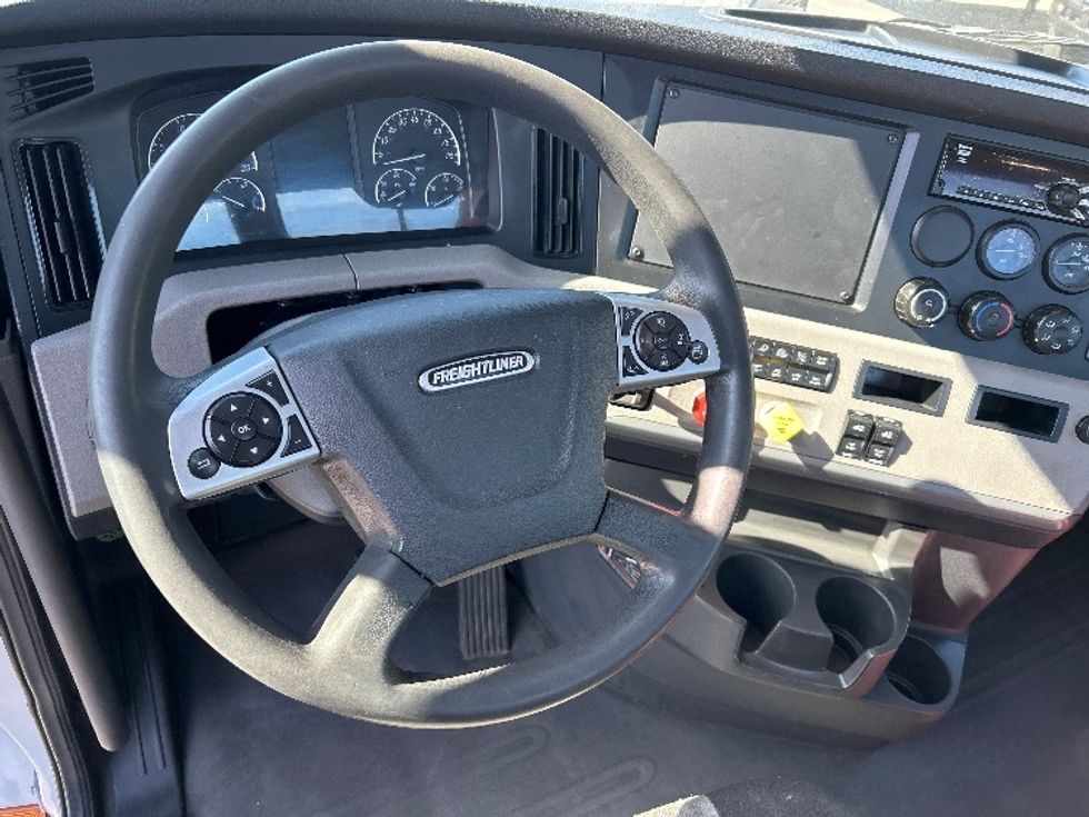 Day Cab Tractor-Heavy Duty Tractors-Freightliner-2020-T12642ST-West Sacramento-CA-398,941\n\t\tmiles-$ 42,500 - Image 11