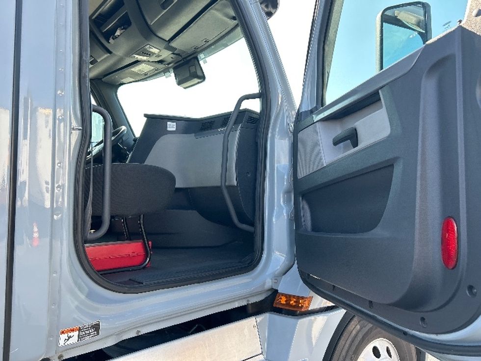 Day Cab Tractor-Heavy Duty Tractors-Freightliner-2020-T12642ST-West Sacramento-CA-398,941\n\t\tmiles-$ 42,500 - Image 12